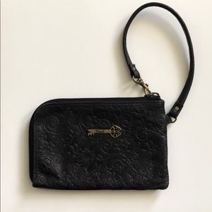 ✨5/$25✨ Fossil Black Leather Wristlet